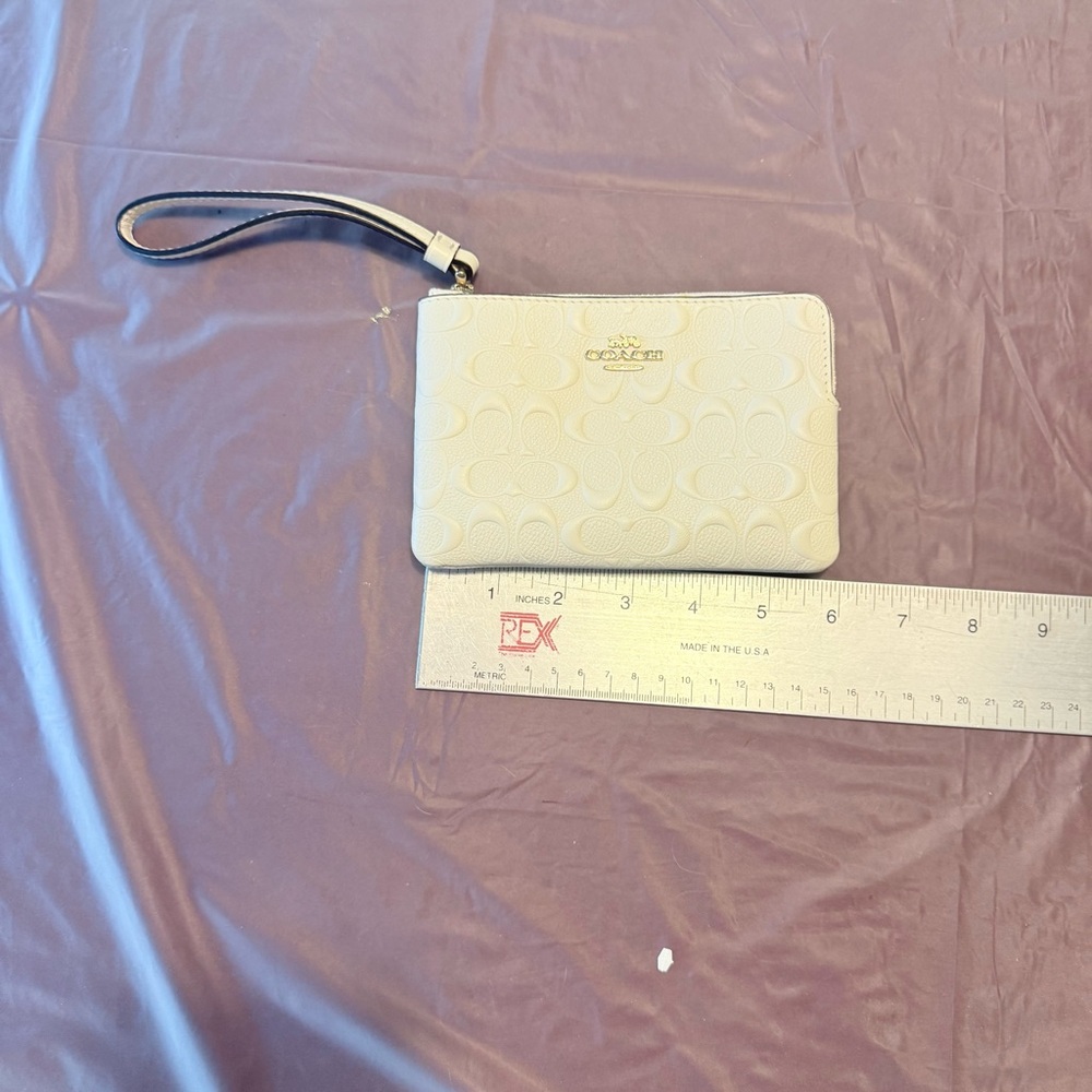 NIB Coach White Leather Embossed Signature Wristlet Clutch with Strap - Picture 7 of 9